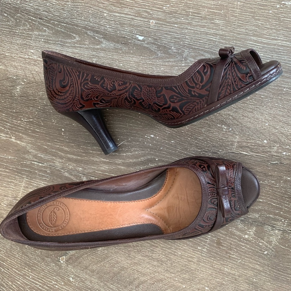 Nurture brown heels with gorgeous design